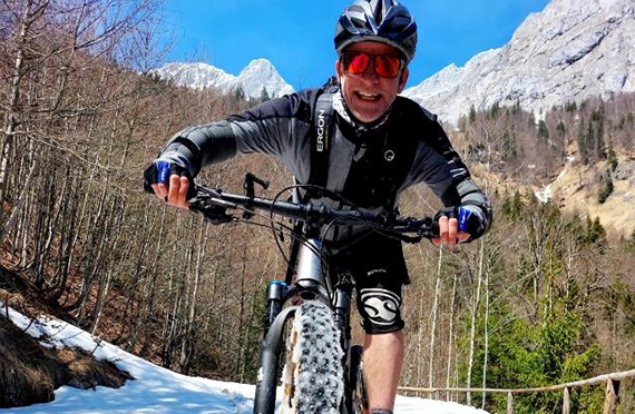 Mag. Rainer Stiegler auf dem Mountainbike im Winter