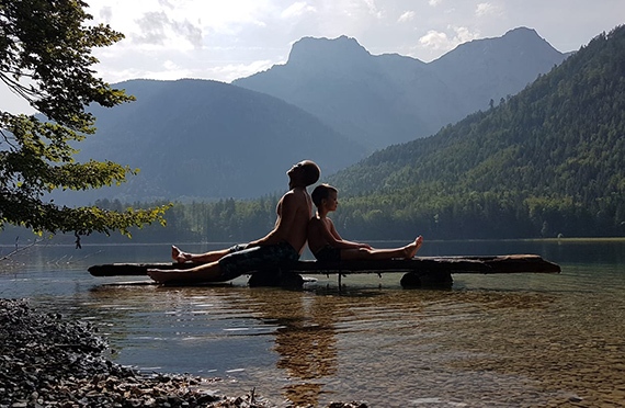 Foto Mag. Rainer Stiegler mit Sohn im See, Rücken and Rücken